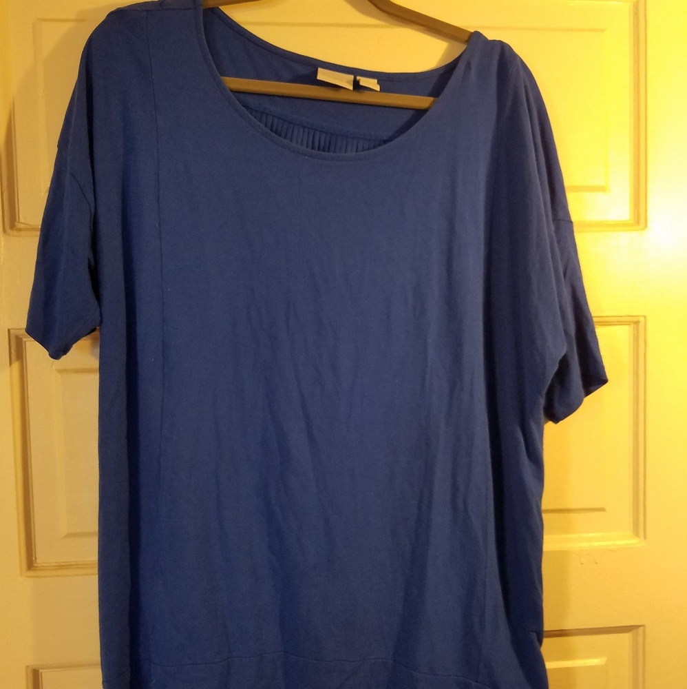 Dark blue tshirt with pleated back